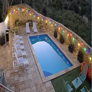 Hostel Follow The Sun Boutique - Pool, Breakfast & Sea Views, St. Julian's